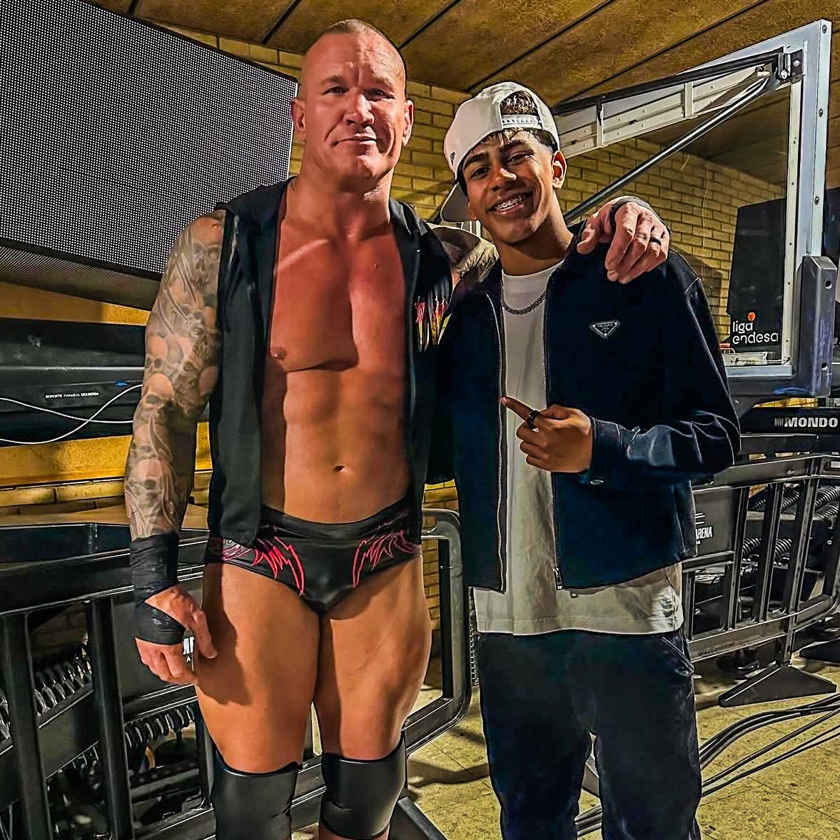 小心RKO！亞馬爾現(xiàn)場觀戰(zhàn)WWE，和奧爾頓、Triple H等合影
