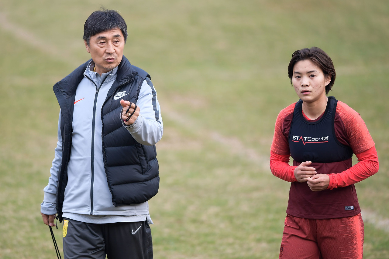  王霜與網友互動時談賈秀全“茶葉?！保翰恍枰I，是他送我們喝