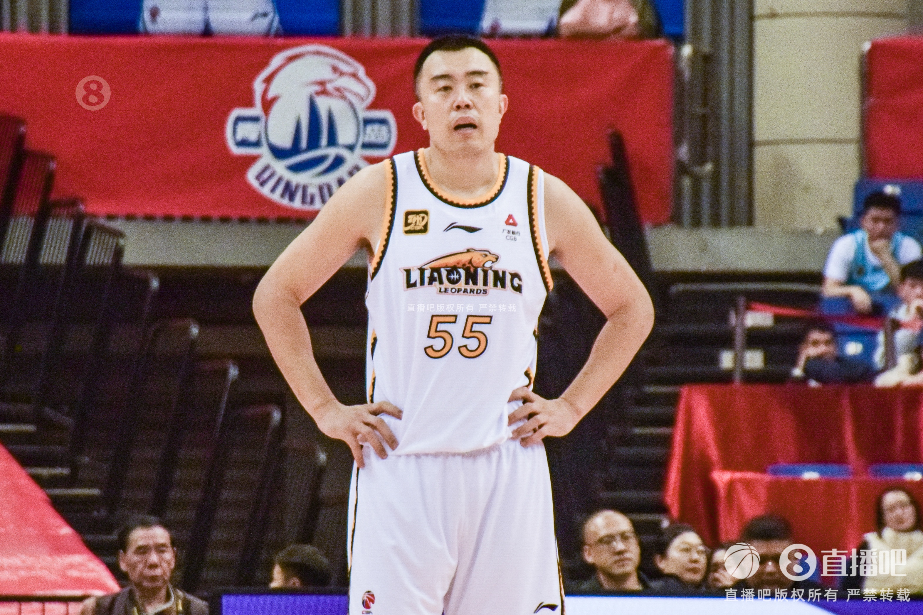  老將不容易！韓德君帶傷出戰半場6分鐘5犯 僅2板2助
