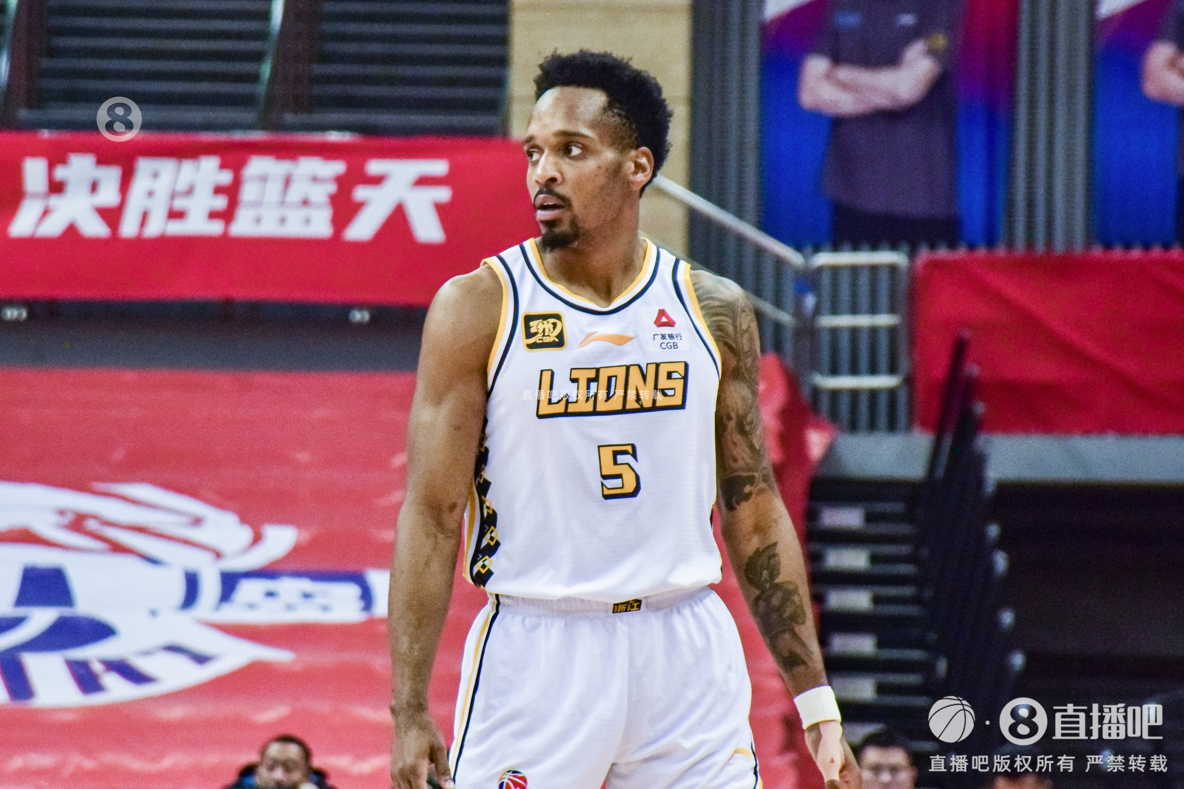  得分保障！小巴里-布朗17中9&三分9中4砍28分 末節11分助隊取勝