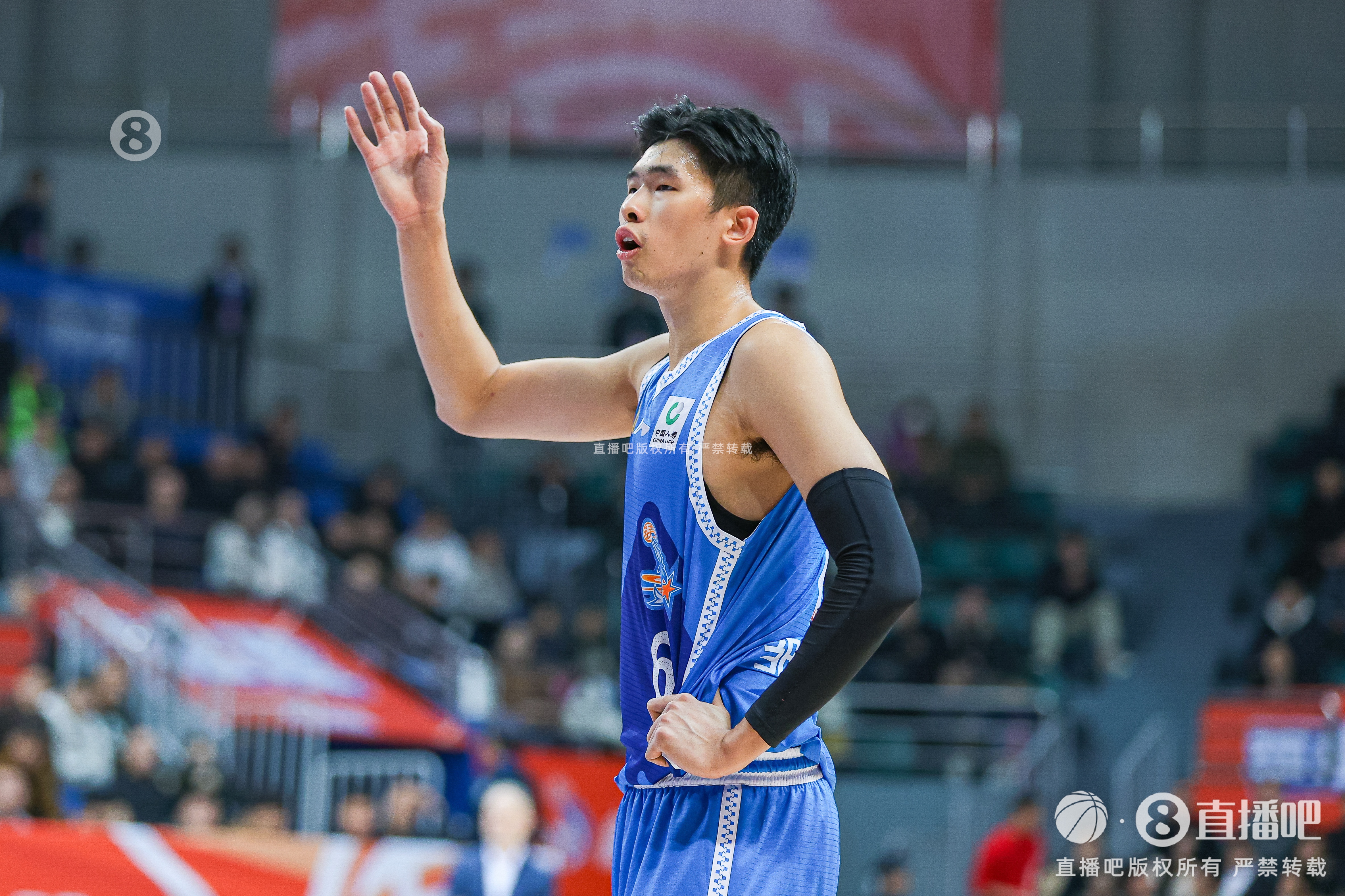  已經拿下 兩雙！鄒陽半場9中5拿到12分12籃板3搶斷