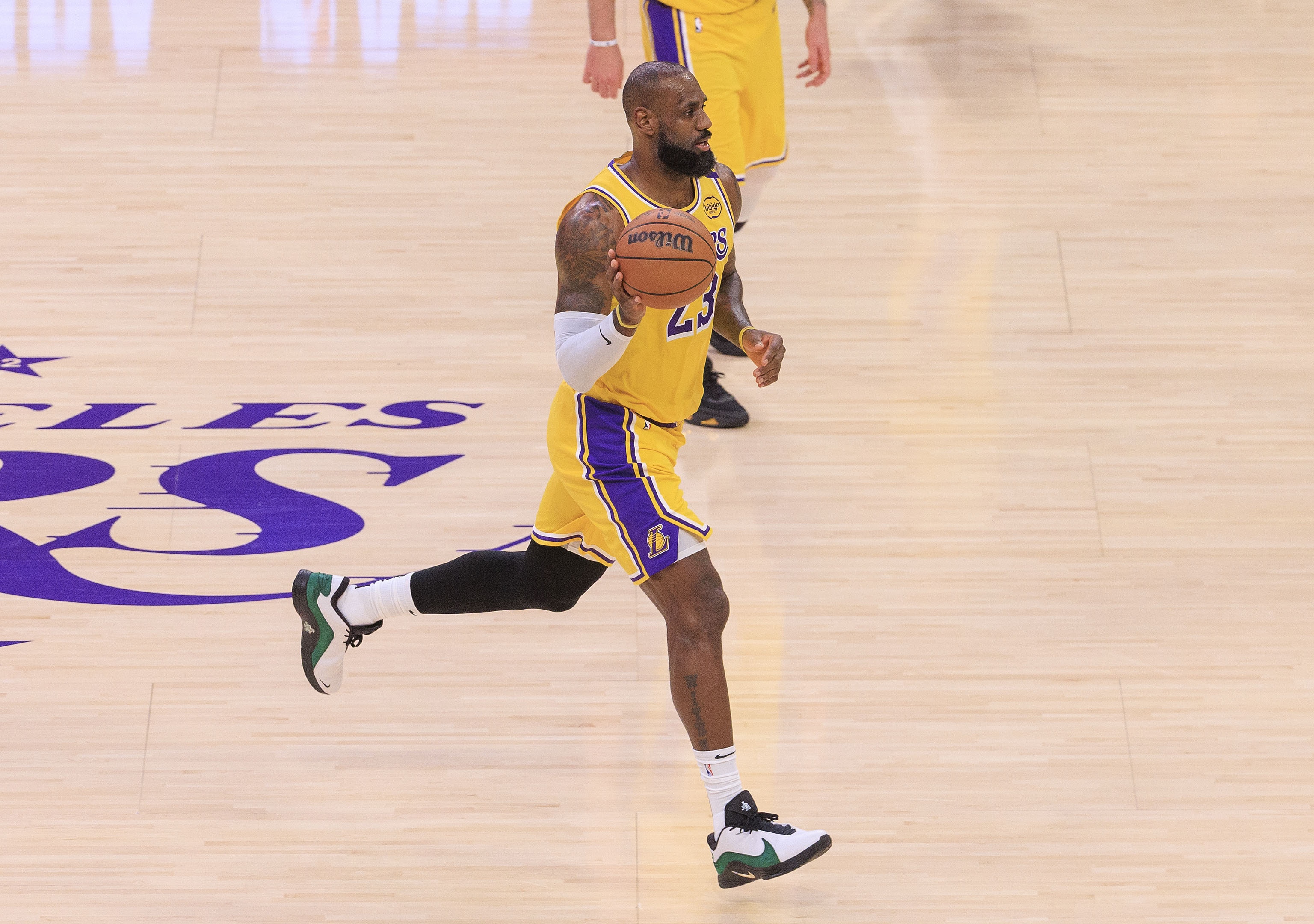 NBA官方:詹姆斯將于當?shù)貢r間明天下午舉行賽前媒體見面會