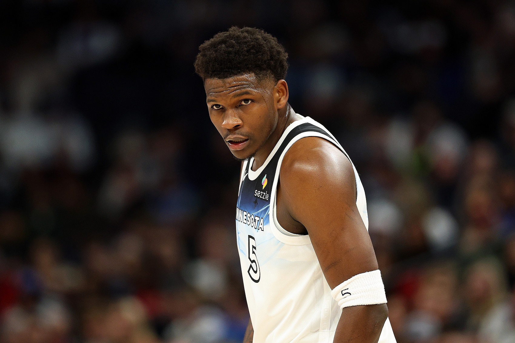  ?NBA官方：愛德華茲本賽季累計16次技術犯規 停薪禁賽一場
