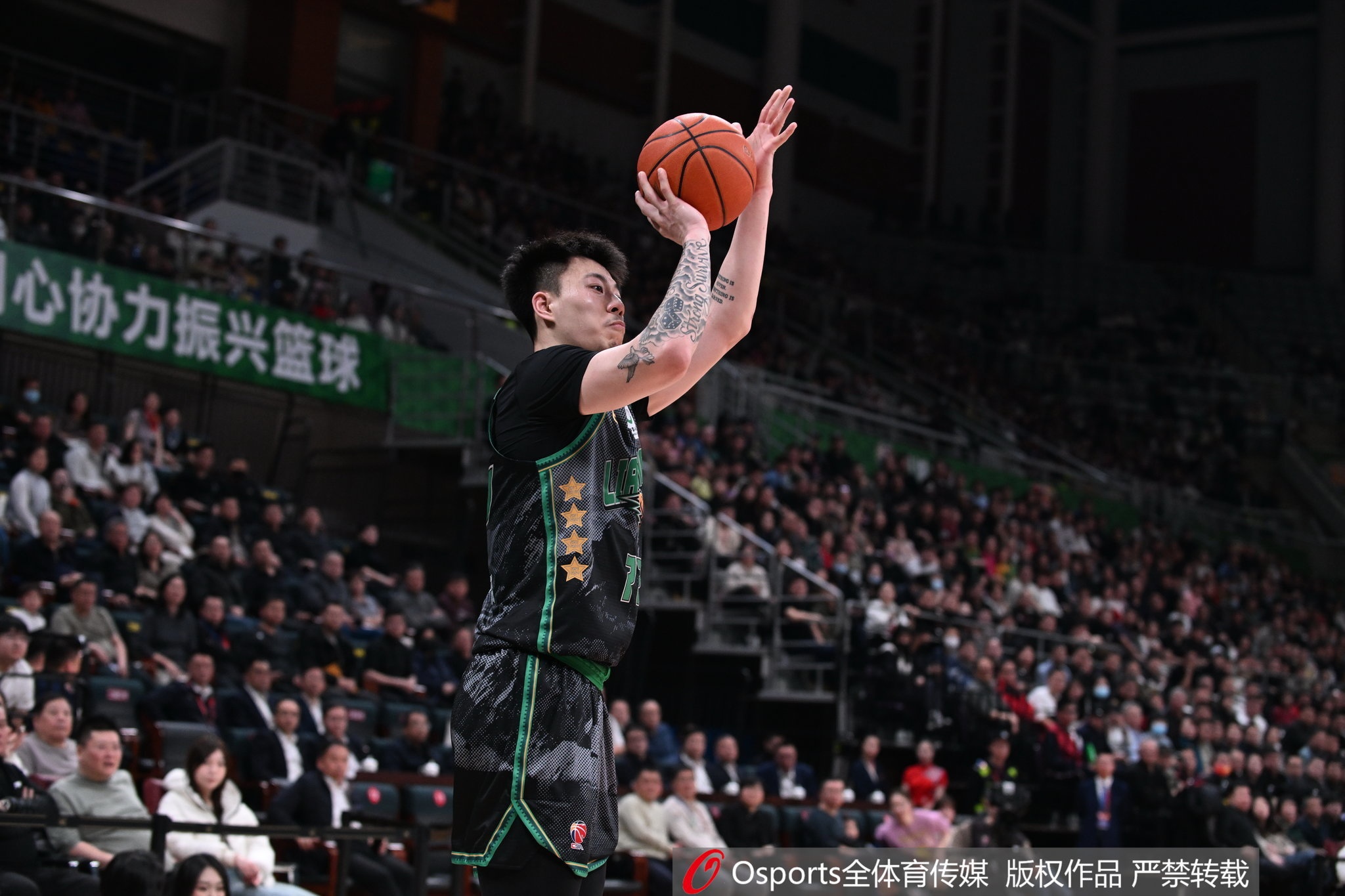  雙星閃耀！張鎮(zhèn)麟&韓德君半場(chǎng)合計(jì)12中8 合砍21分9籃板2助攻2搶斷